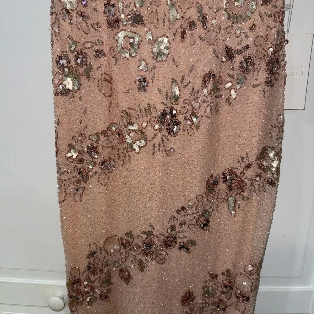 Mac Duggal Nude Silver Bateau Neck Cap Sleeve Floral Beaded Trumpet Gown Size 8